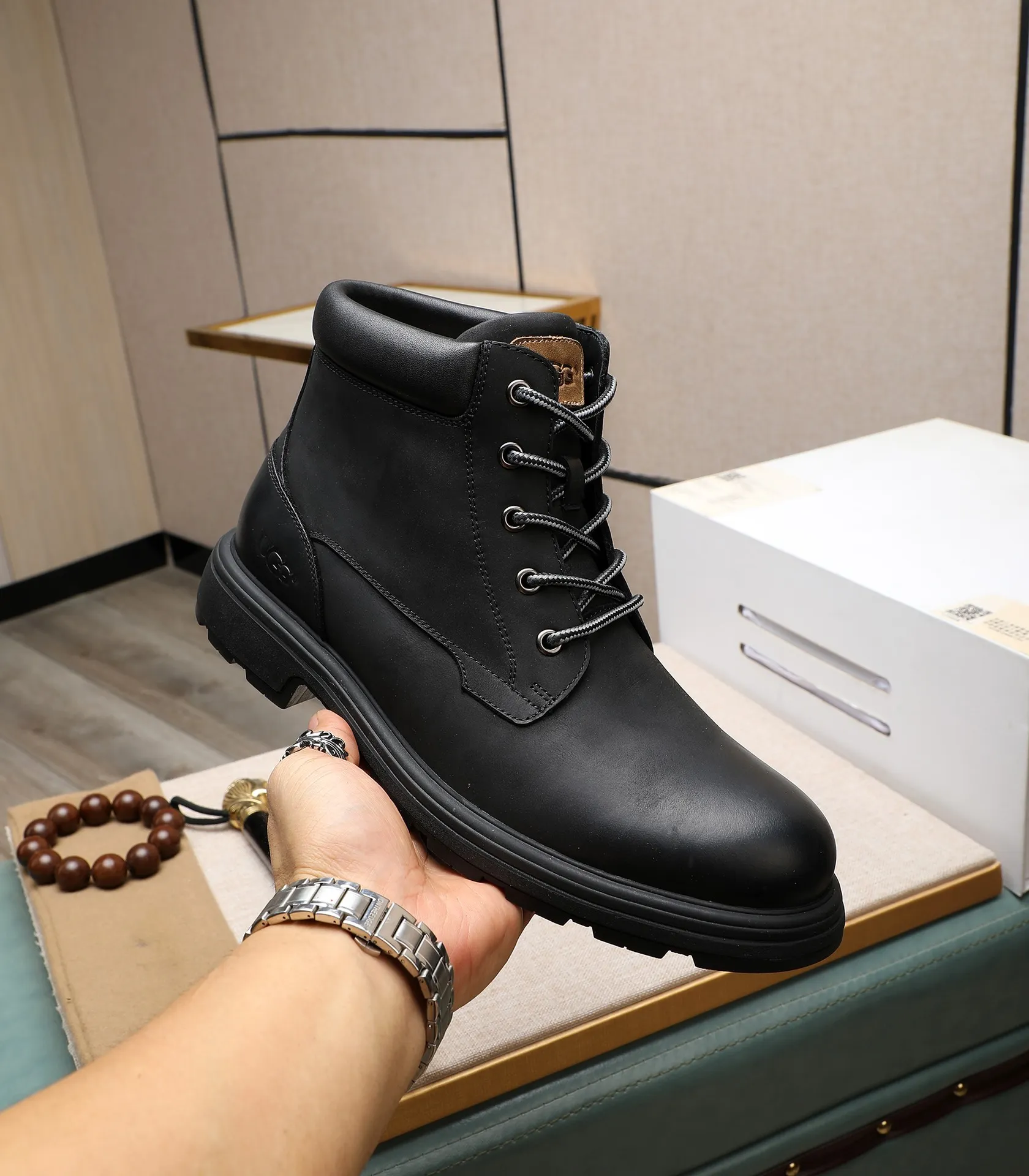 Men's men's shoes💰640 UGG (100% genuine wool lining, 10% off for fake ones) Please pay attention to the quality of the original order and compare the thickness of the wool🏮🏮Hot-selling UGG from Australia's warm luxury brand men's shoes, the official website is synchronized, Beckham men's style..., made of imported top-layer waxed cowhide, waxed toe cap, Australian real wool velvet lining Carefully sewn...Imported rubber Martin boots outsole (comfortable, soft and wear-resistant). I really like the quality..Exquisite workmanship. You can't put it down at first sight. Size 39-44